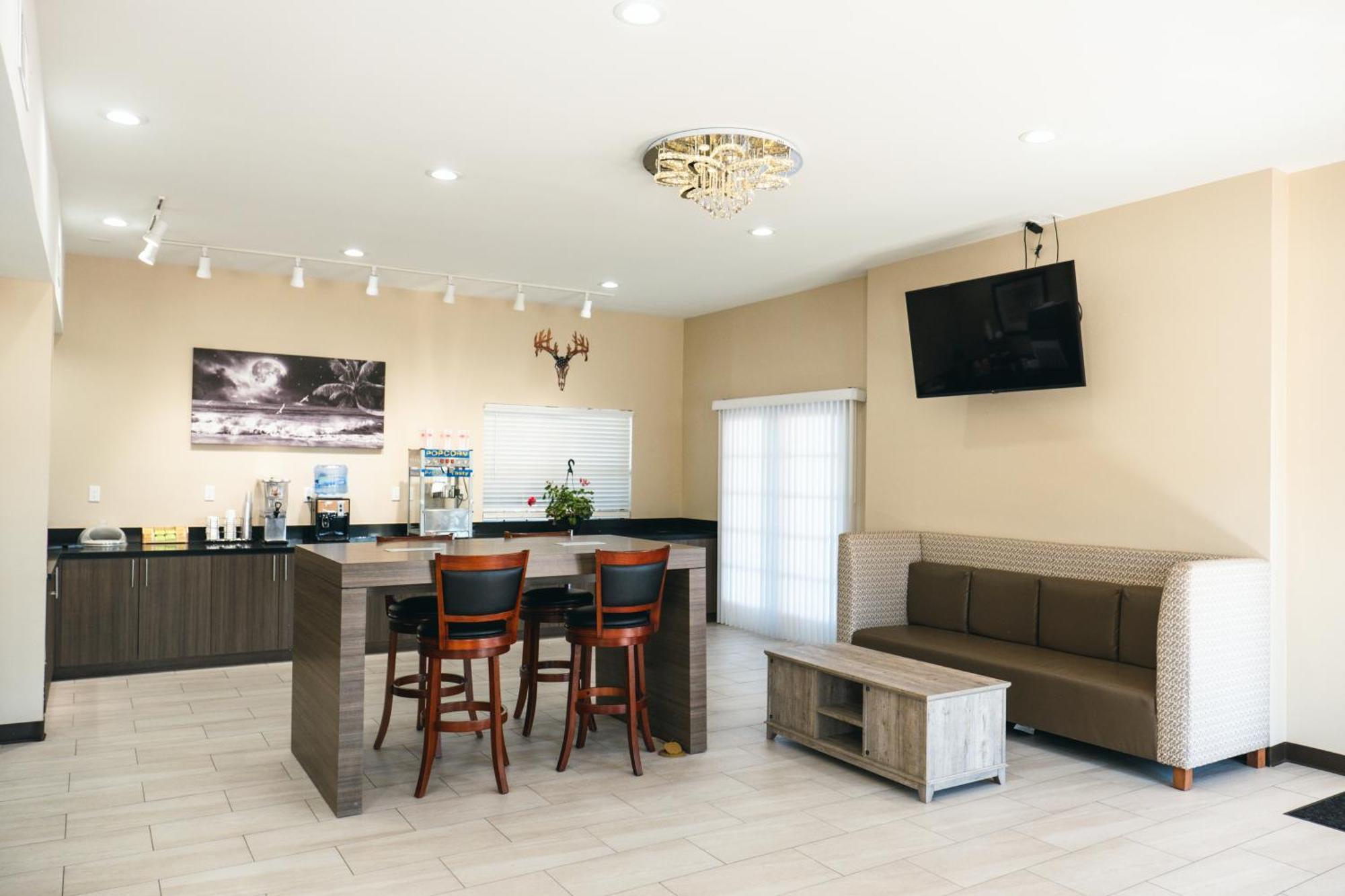 Baymont By Wyndham Stockton Hotel